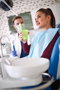 牙科门诊病人服用玻璃水