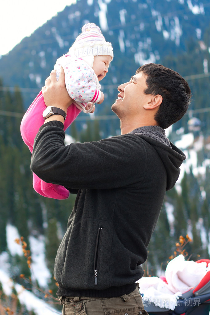 亚洲父亲抱着孩子