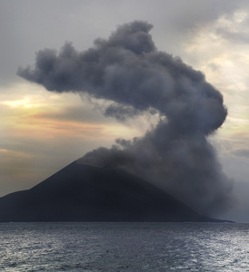 火山爆发。 克拉卡陶