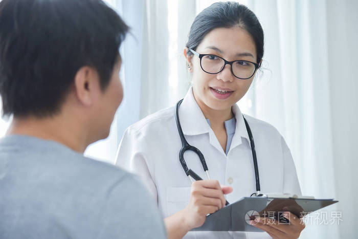 女性医生检查男性患者