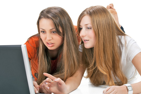 两个学生女孩手提电脑