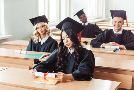 毕业的民族学生