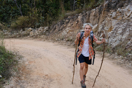 徒步旅行者背包登山的人。旅游 bac