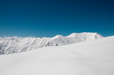 冬天大雪下的高山