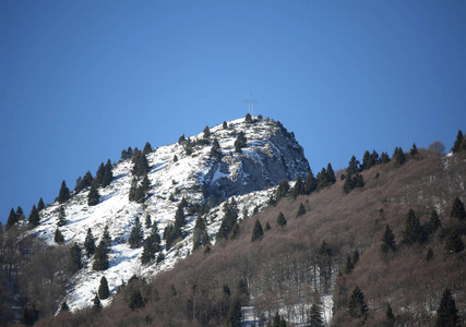 冬天在意大利的高山叫斯皮茨与白色雪