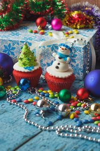 由糖果玛蹄脂制成的彩色装饰圣诞蛋糕