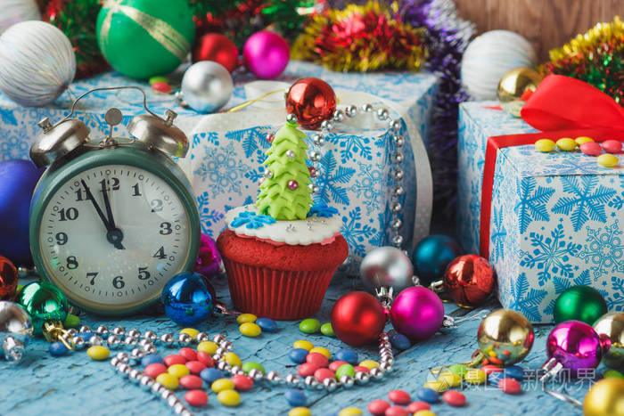 圣诞蛋糕与彩色装饰品圣诞树由糖果乳香