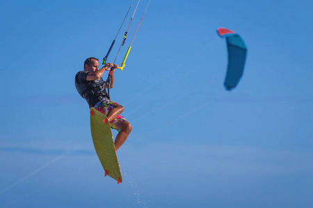 年轻的竞技人在海上冲浪风筝