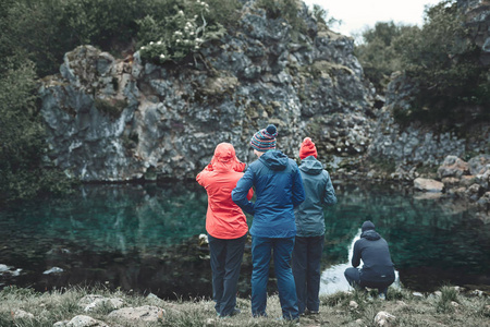 游客步行小道之间在冰岛的熔岩字段