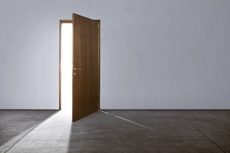 打开的门,与明亮的光照片