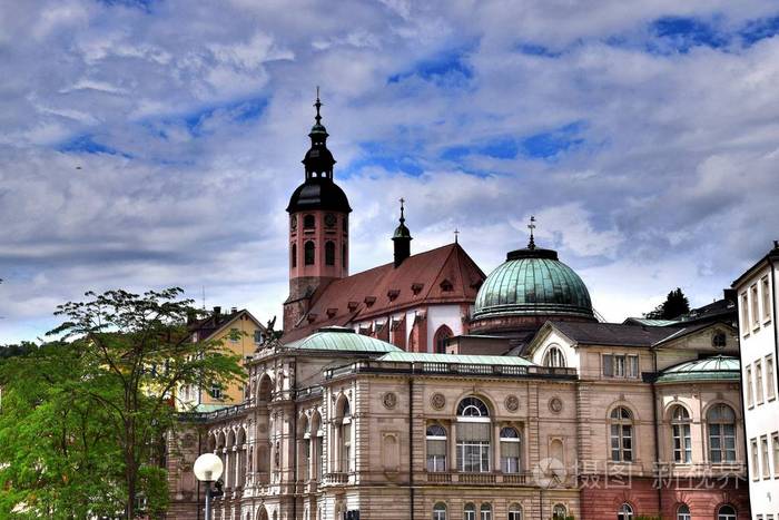 1 * * * 巴登-巴登是在德国南部的一个小但是很美的城市.