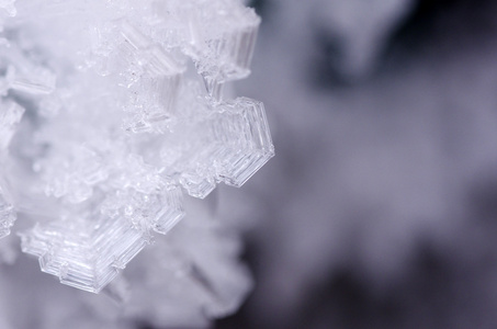 气象学冰晶，冰晶体 亦称作 ice needles