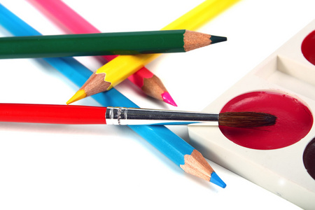 蜡笔彩色铅笔和画笔