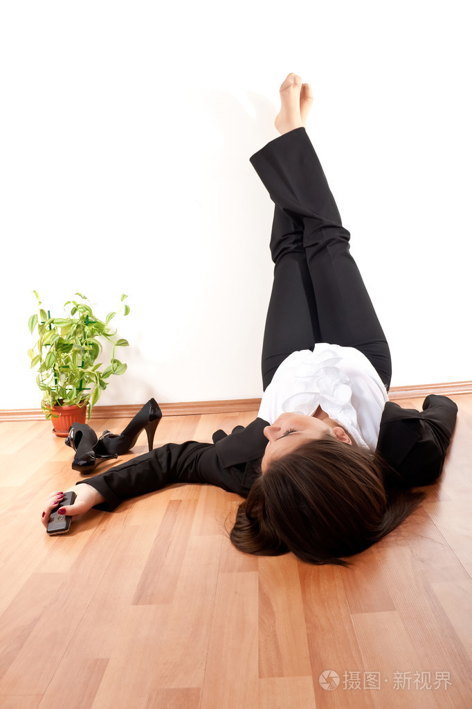 女人的腿翘起来了