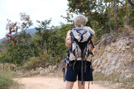 徒步旅行者背包登山的人。旅游 bac