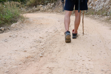 徒步旅行者背包登山的人。旅游行程