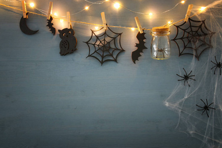 万圣节节日概念。马尾松罐与蜘蛛，洗澡和木制装饰品