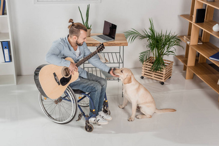 残疾男子与吉他宠物狗
