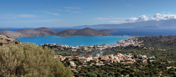 海景.全景, 风景如画的城市度假胜地 Elouda 希腊, 克里特岛 山和海从高度在一个晴朗的晚上