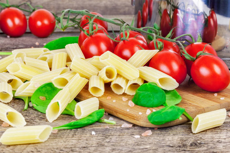 意大利面食和西红柿收盘