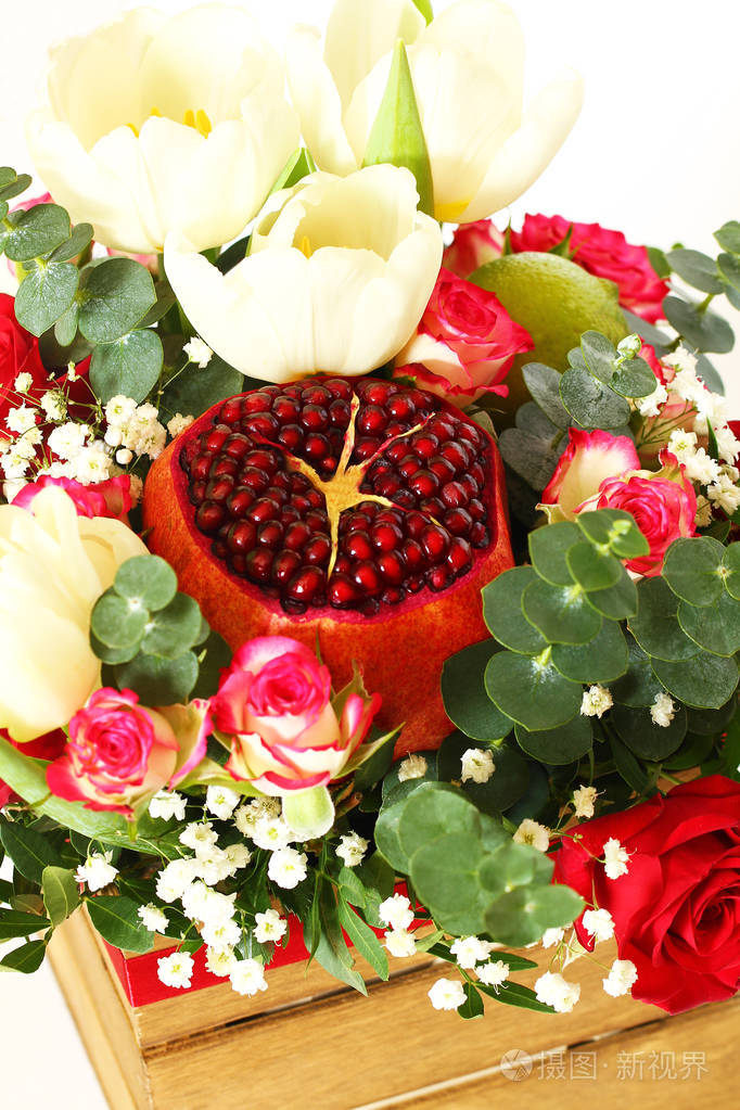 带水果和鲜花的花束