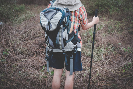 徒步旅行者背包登山的人。旅游 bac