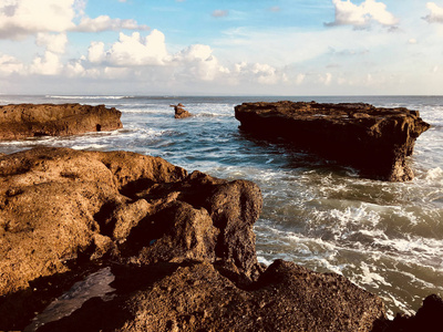 巴厘岛海岸岩石和海浪的惊人景观