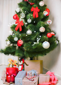 五颜六色的球和礼物盒的圣诞树
