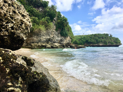 巴厘岛海岸的绿色岩石和海浪的奇妙景观