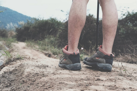 徒步旅行者背包登山的人。旅游行程