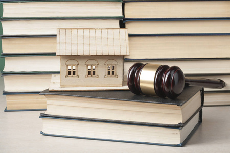 法律概念微型房子, 书与木法官小槌在法庭或执行办公室的桌