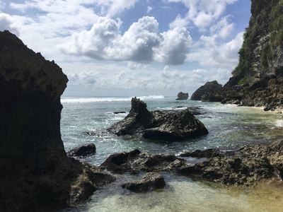 巴厘岛海岸的岩石和海浪的美丽的夏天风景