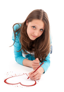 年轻女子在白色地板上画铅笔