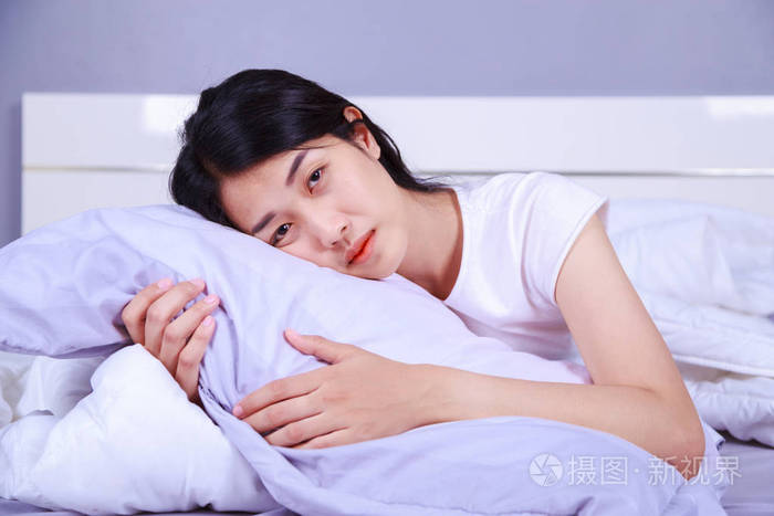 在卧室的床上睡觉的女人