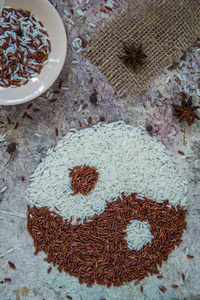 水稻的阴和阳的概念。红色和白色的米饭顶视图