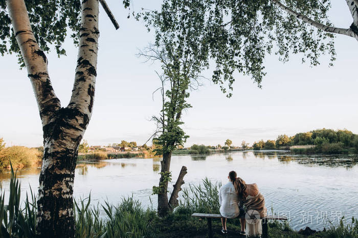 非常大气的图像, 一对相爱的情侣坐在湖边的长凳上