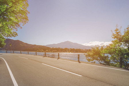 公路景观的湖和山风景