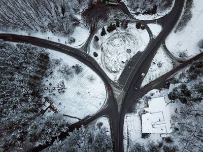 鸟瞰雪域森林与道路冬季景观