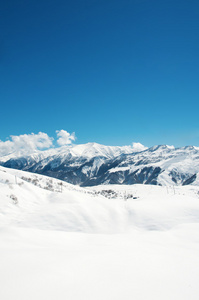 冬天大雪下的高山