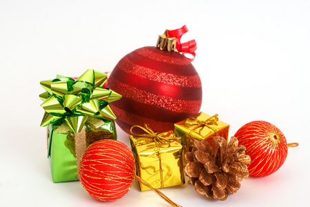 红色圣诞包和其他装饰品