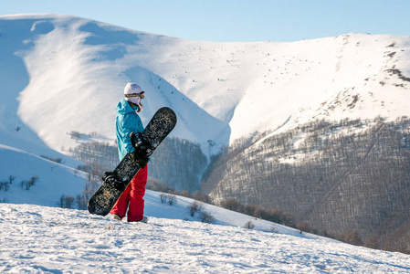滑雪板女孩站着滑雪板