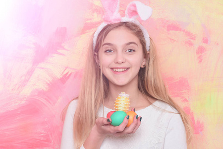 快乐复活节画彩蛋兔子耳中的女孩
