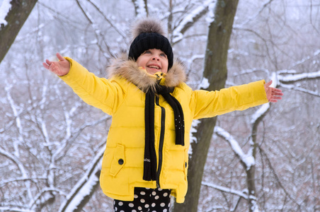 在冬天在雪地里玩耍的小女孩