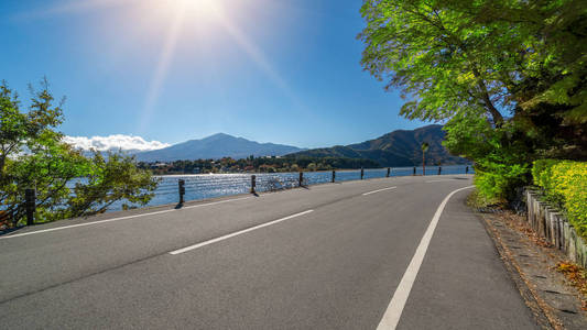 公路景观的湖和山风景图片