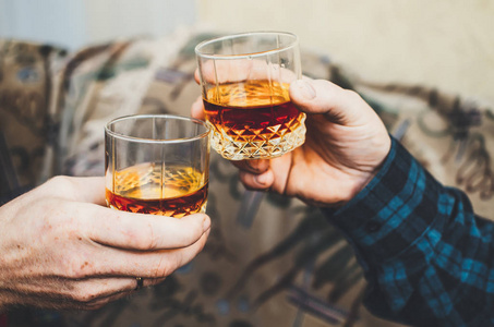 手拿红酒杯手拿杯威士忌, 碰杯照片