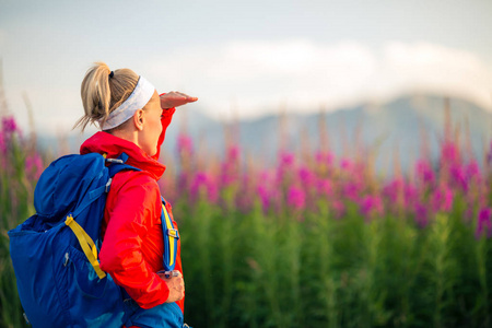 女人在山脉 探险和旅行徒步旅行