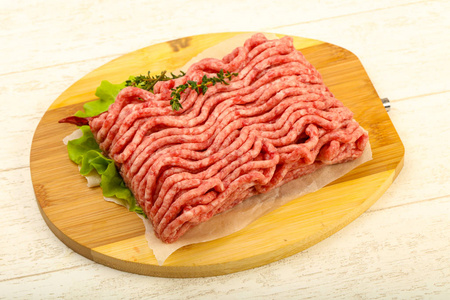 生牛肉肉用百里香和辣椒照片