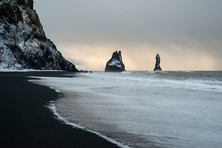 Reynisfjara 的黑沙滩和 Reynisfjall 从冰岛南部海岸的 Dyrholaey 岬上的山 Vik