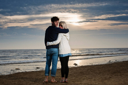 个性情侣美图日落时分海滩上年轻漂亮的高加索情侣的后景色照片