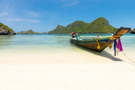 传统捕鱼尾船在 Angthong 国家海洋 pa